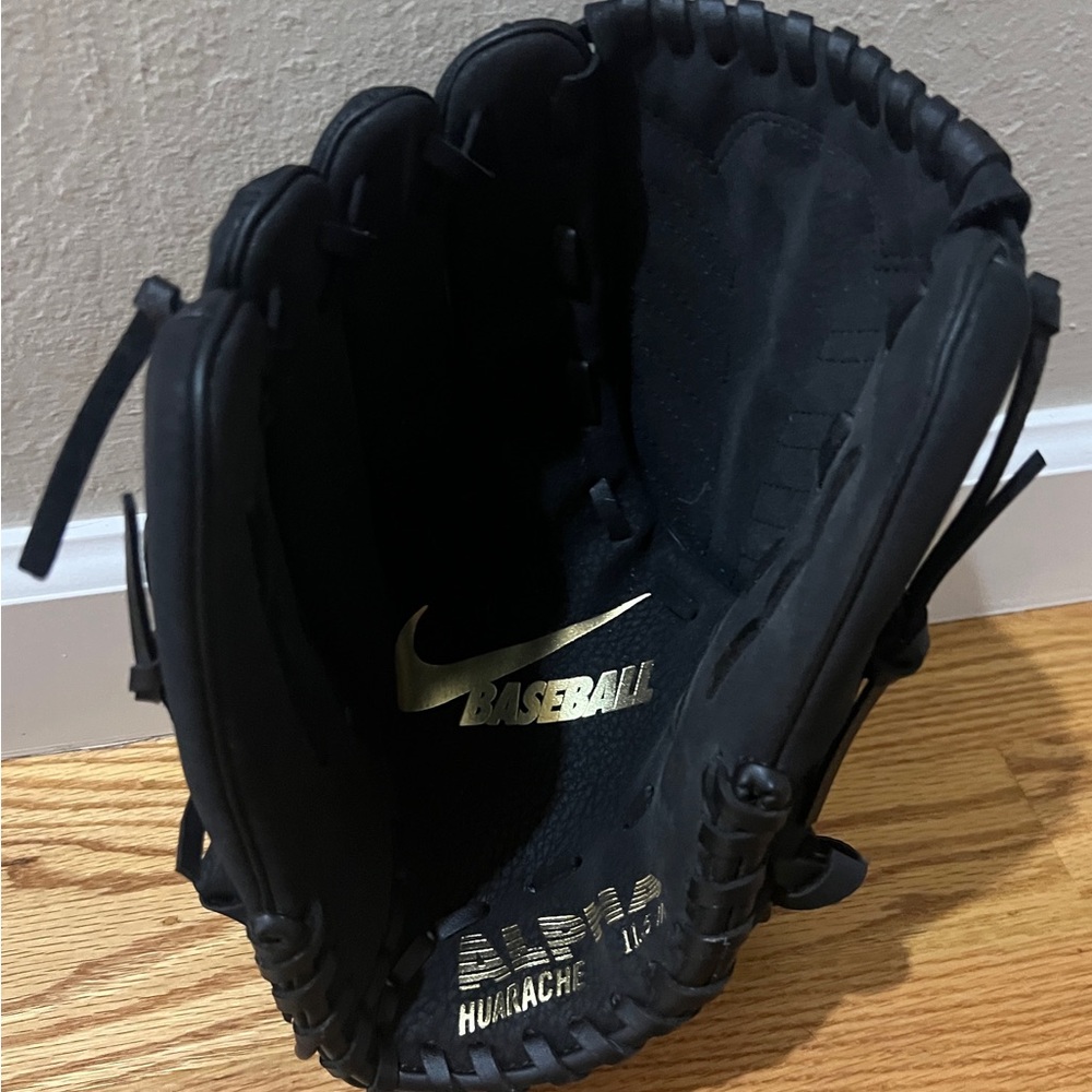 Nike Black Baseball Glove Durable and Stylish